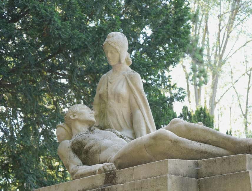 Père Lachaise Cemetery Tour, Tales from the Graves & Crepes - How the guide turns stones into stories