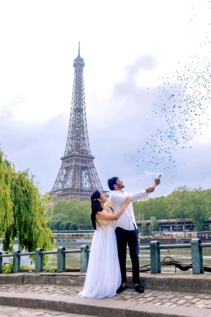 Photo session for couples with flowers around Eiffel tower - Why Trocadéro Gives You the Best Couple Photos