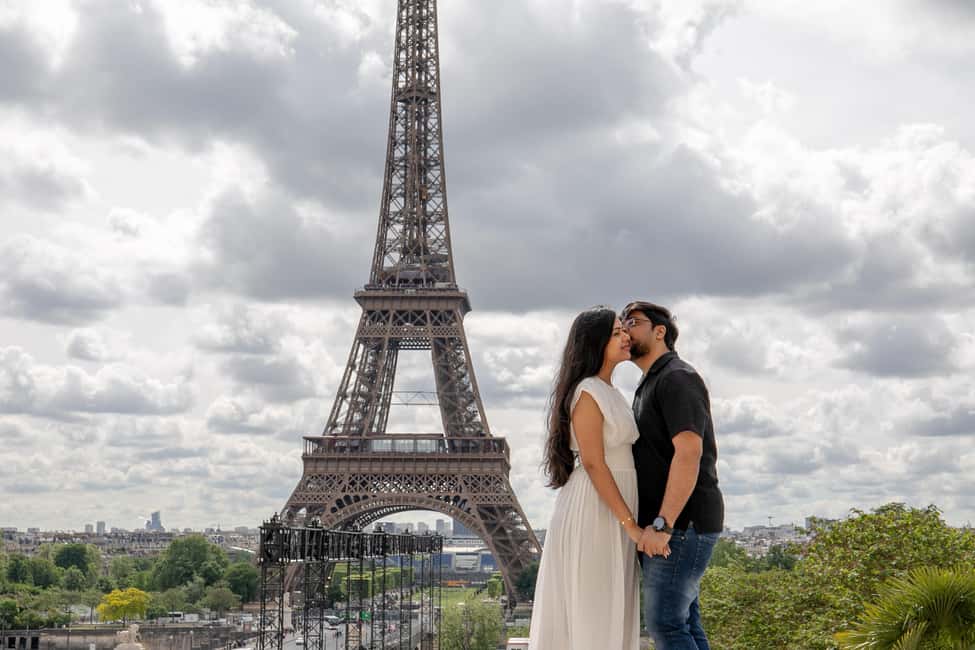 Photo session for couples with flowers around Eiffel tower - Meeting at Place du Trocadéro: Start Fast, Look Better