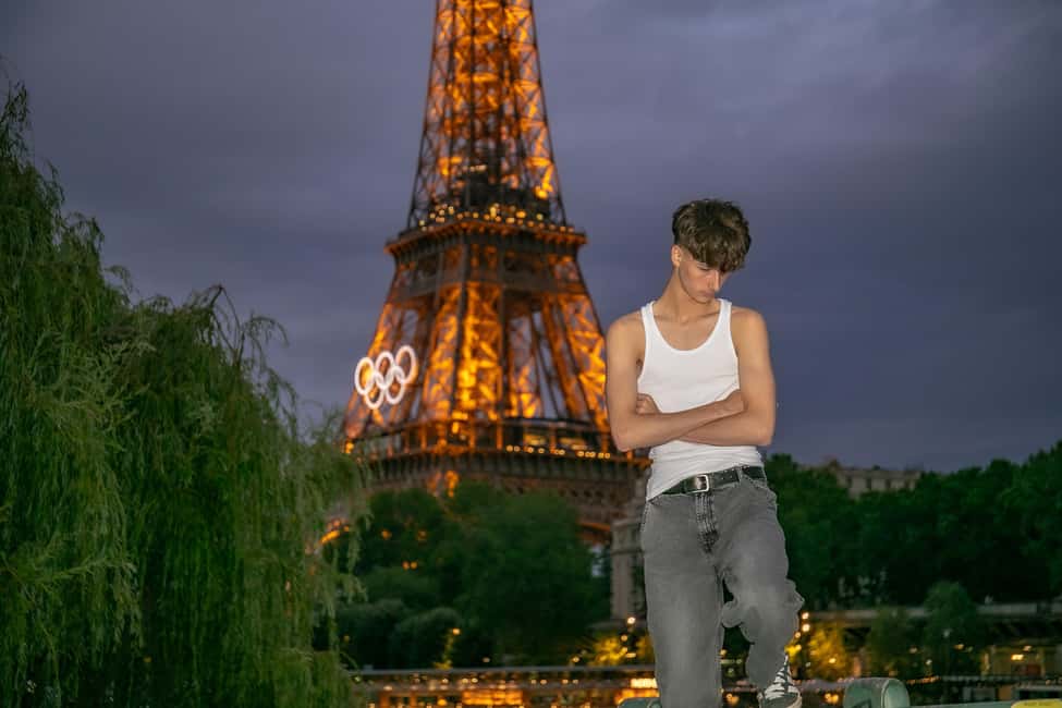 Photo session for couples with flowers around Eiffel tower - What the Photographer Actually Does for You (Beyond Button Pressing)