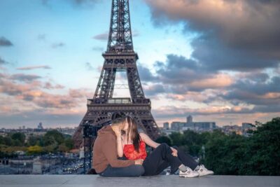 Photo session for couples with flowers around Eiffel tower - The 1-Hour Shooting Plan Around Eiffel Tower Views