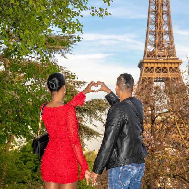 Photo session for couples with flowers around Eiffel tower - Photo Delivery: 80 Edited Images You Can Actually Use