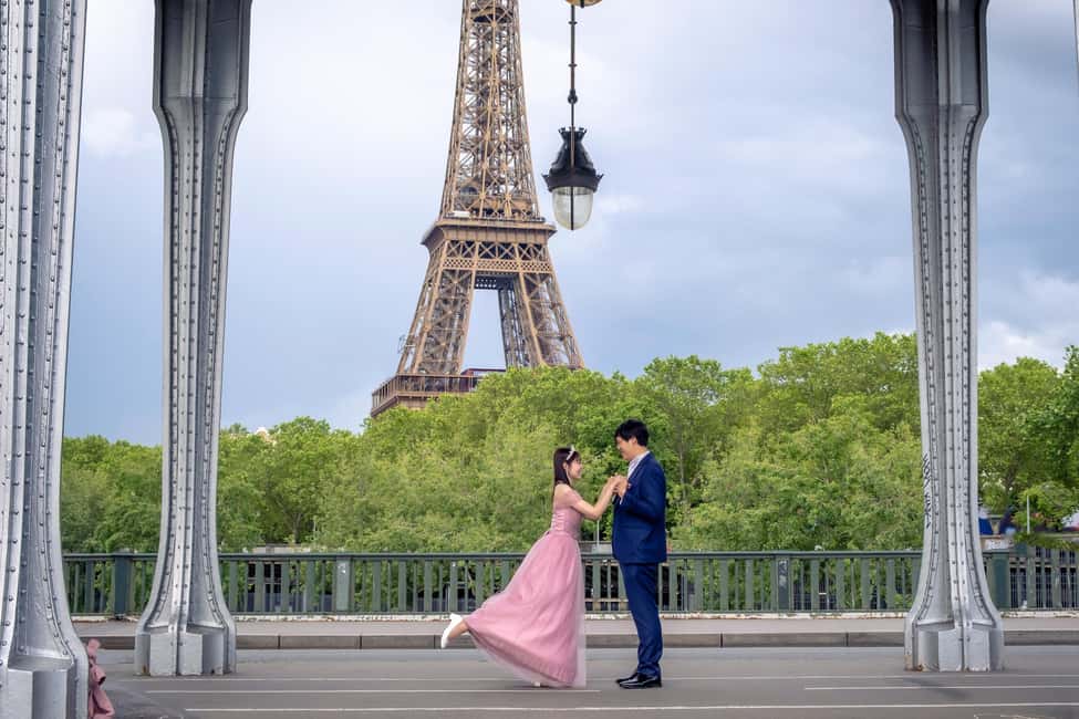 Photo session for couples with flowers around Eiffel tower - Romance Options: Bouquet Shooting and a Short Video Reel