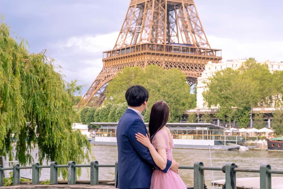 Photo session for couples with flowers around Eiffel tower - Timing, Light, and Crowds: Making Your Hour Count