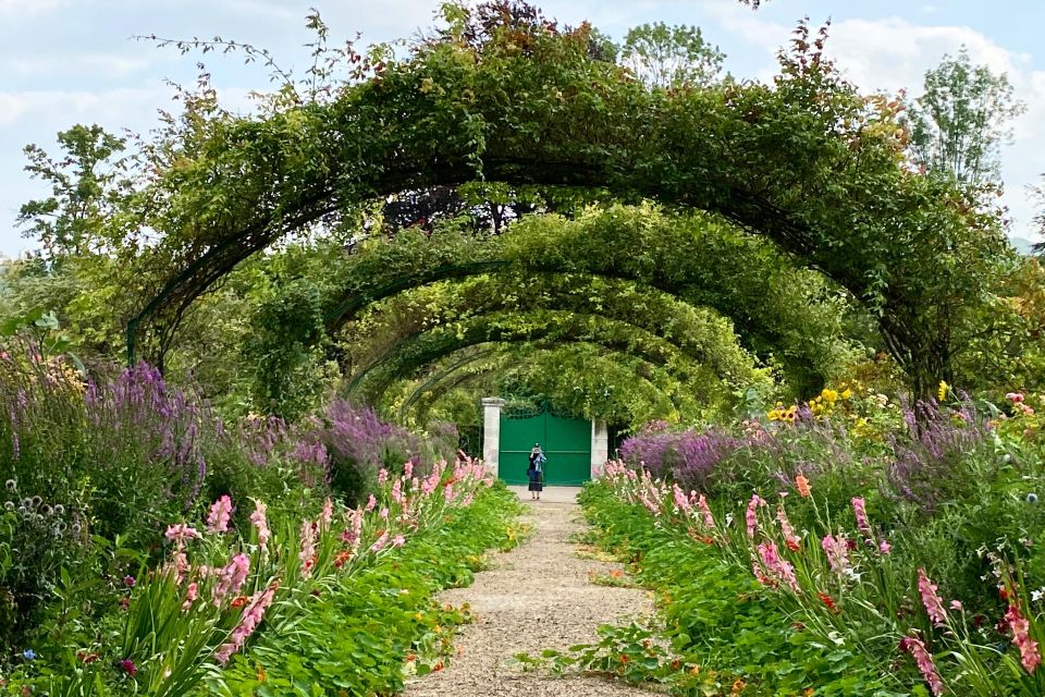 Private Giverny Monet’s House & Gardens Trip from Paris - The ride back to Paris: staying calm on the drive home