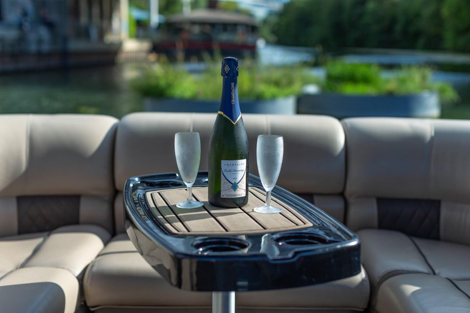 Romantic photo shooting on a private boat in Paris - Private Boat, Champagne, Roses, and Your Music