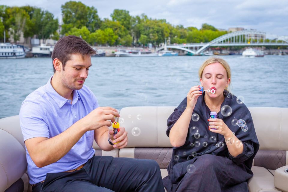 Romantic photo shooting on a private boat in Paris - Should You Book a Romantic Photo Boat on the Seine?
