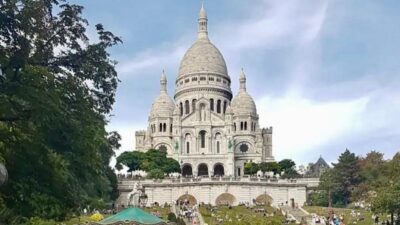 See 10+ Top Paris Sights - Fun Local Guide - Sacre-Coeur on your schedule: church time and panoramic payoff