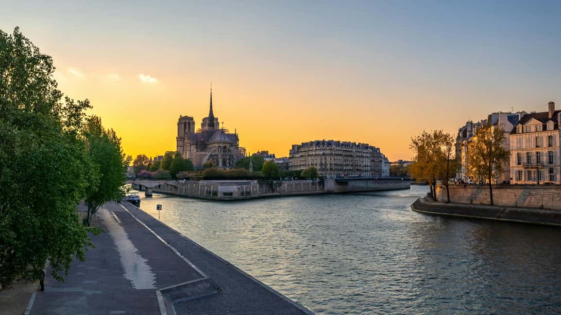 Seine River Cruise with Free Notre Dame Digital AudioGuide - Notre Dame on Your Phone: How the Digital Audio Guide Works