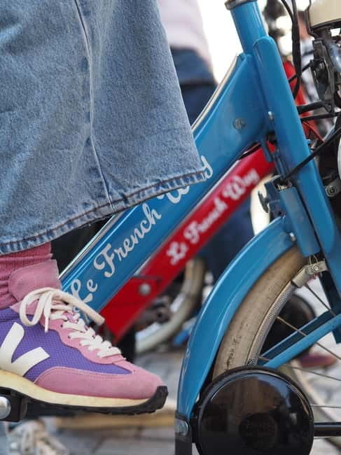 Solex Guided Tour of Chic Paris - Père Lachaise Cemetery Stop: A Quick, Focused 10 Minutes