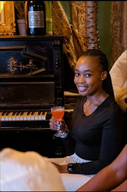 Solo travelers Meetup:A cultural stroll,Drinks & socializing - Stop Flow: From a Favorite Cocktail Bar to the Next Venue