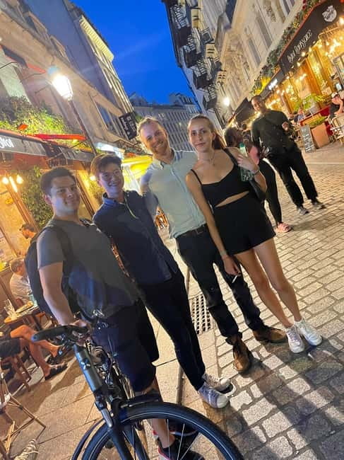 Solo travelers Meetup:A cultural stroll,Drinks & socializing - Walking Paris at Night: Views, Pace, and Real Social Time