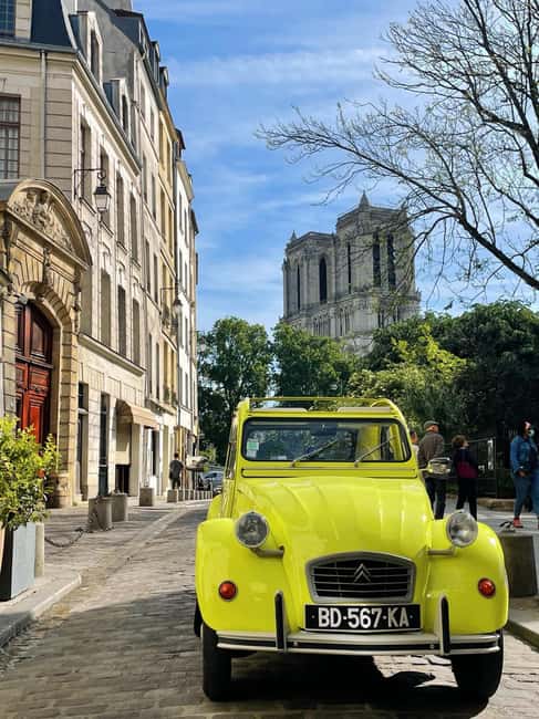 The Paris "Rive Gauche" tour in a vintage Citroën 2CV - Starting at Place des Victoires: quick orientation, then off you go