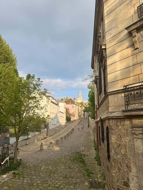 The voice of Montmartre is a must-see in Paris - Languages and Group Experience: What to Expect