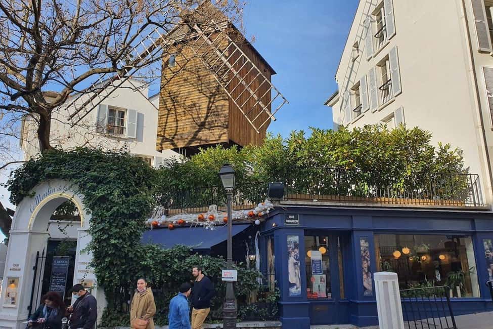 Tour in Italian of the Montmartre district with local guide - Meeting at Abbesses: the start point that sets the tone