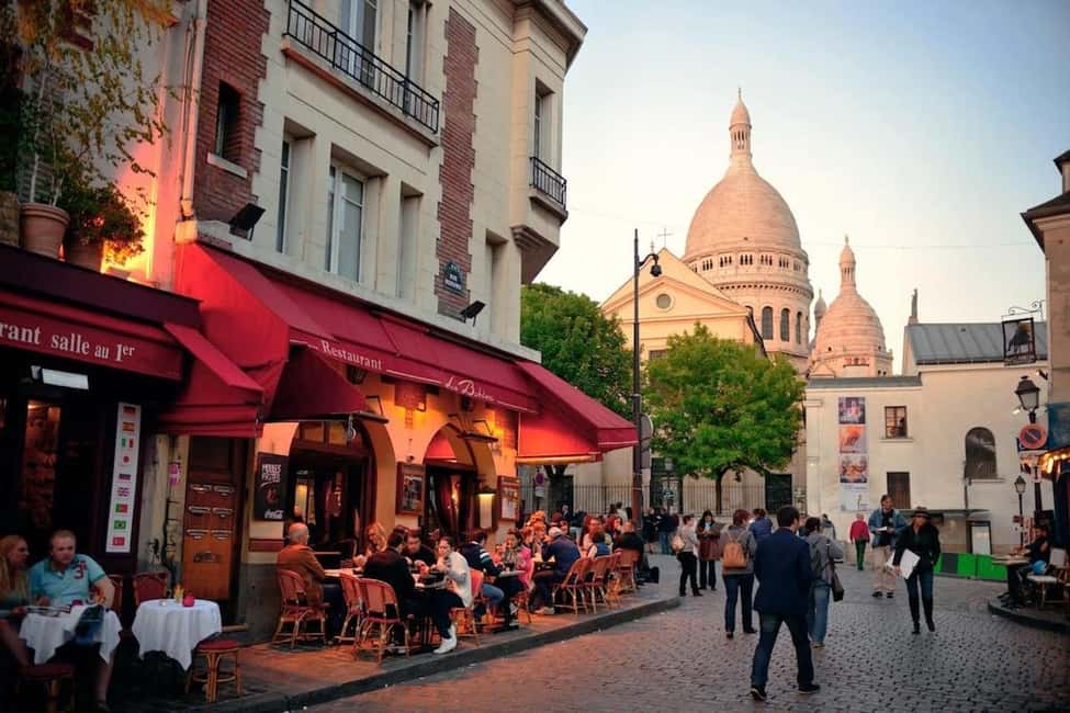 Tour in Italian of the Montmartre district with local guide - Sacré-Cœur and panoramic views, plus the famous crooked house